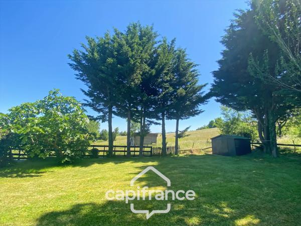 Maison familiale d'environ 100 m2 avec piscine, terrain arboré et grand garage au calme de la campagne ardéchoise