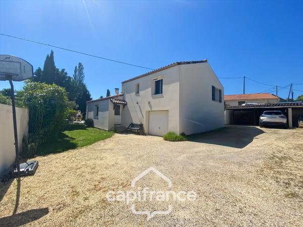 Maison familiale d'environ 100 m2 avec piscine, terrain arboré et grand garage au calme de la campagne ardéchoise