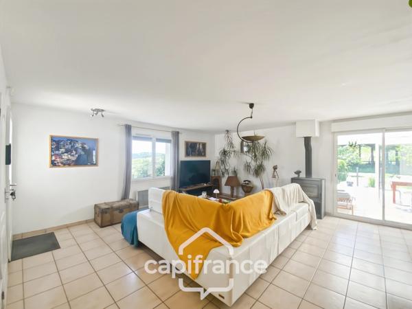 Maison familiale d'environ 100 m2 avec piscine, terrain arboré et grand garage au calme de la campagne ardéchoise