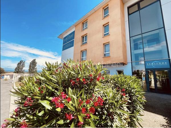À quelques minutes du centre-ville de Carcassonne et à proximité des axes routiers, la résidence Comfort Aparthotel Carcassonne propose un accès facile aux commerces et activités, avec un parking gratuit. Située à seulement 2 km de la gare TGV..
Découvrez les charmes de Carcassonne, à 4 km de la cité médiévale et à quelques pas du Canal du Midi, idéal pour des balades à pied ou à vélo

Cette résidence vous permettra de vous constituer un patrimoine immobilier et élégant, investissez dans cet appartement T2 meublé. 
Avec son loyer garanti de 3 690 HT par an, ce bien vous générera une rentabilité brute garantie de 7.3%.