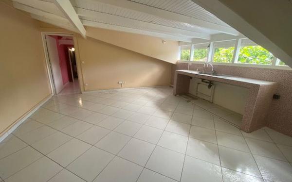 Appartement à louer    2 pièces •  Les Abymes