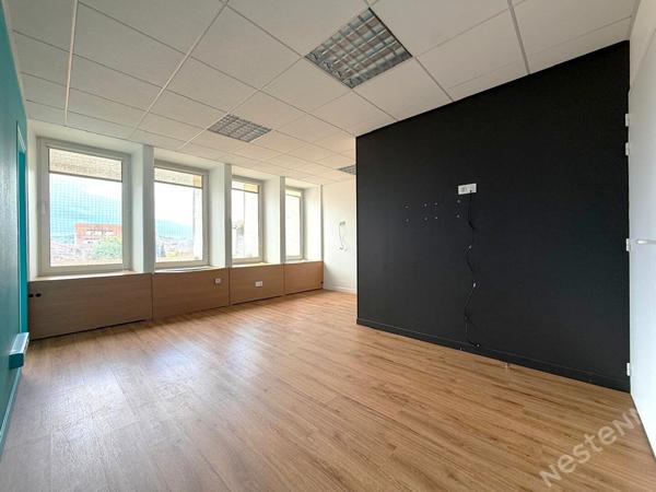AGEN CENTRE VILLE - Local rénové et lumineux à usage de bureaux de 70 m² .