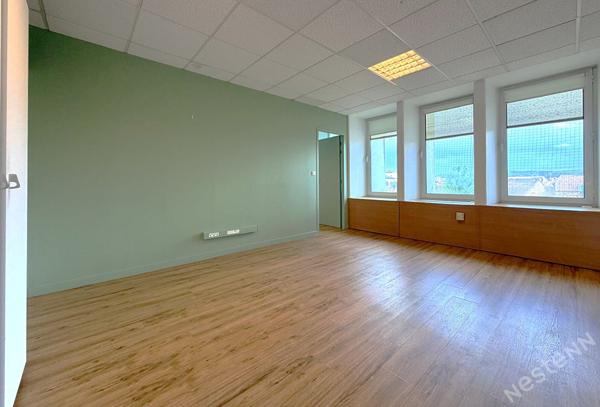 AGEN CENTRE VILLE - Local rénové et lumineux à usage de bureaux de 70 m² .