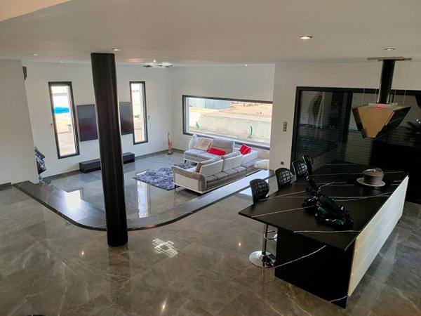 MAISON 224 m² - 7 PIECES - GARAGE ET DEPENDANCES - TERRAIN 3232 m²