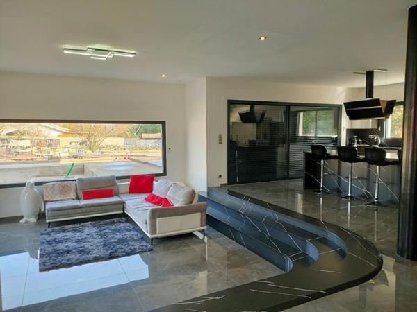 MAISON 224 m² - 7 PIECES - GARAGE ET DEPENDANCES - TERRAIN 3232 m²