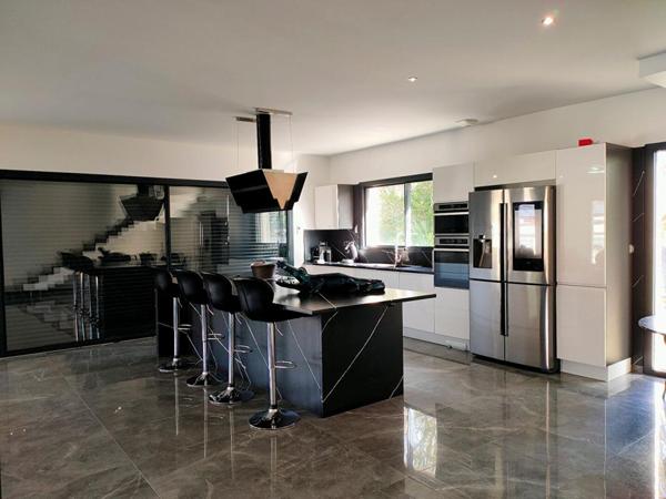 MAISON 224 m² - 7 PIECES - GARAGE ET DEPENDANCES - TERRAIN 3232 m²