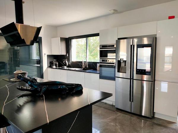 MAISON 224 m² - 7 PIECES - GARAGE ET DEPENDANCES - TERRAIN 3232 m²