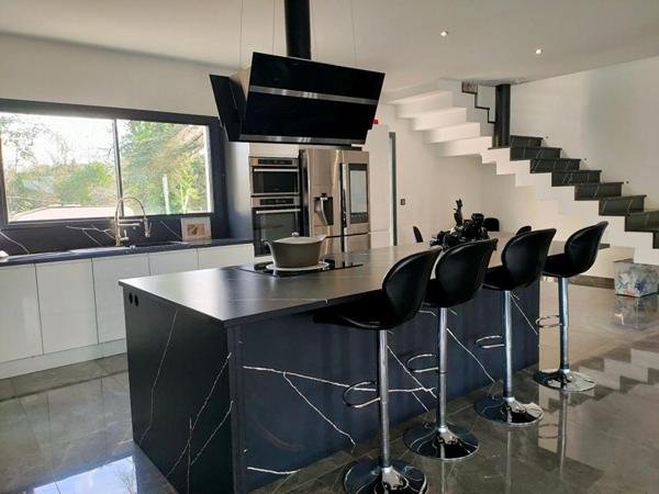MAISON 224 m² - 7 PIECES - GARAGE ET DEPENDANCES - TERRAIN 3232 m²