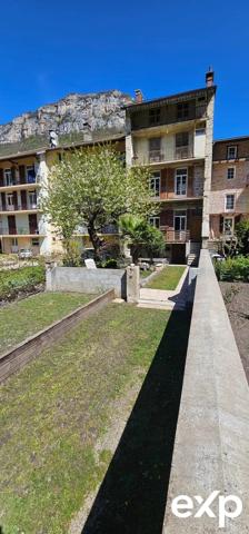 IMMEUBLE/MAISON en pierre 282 m2.