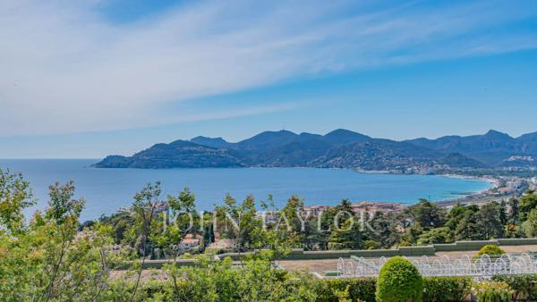 Villa neuve contemporaine avec vue mer panoramique – Croix des Gardes
