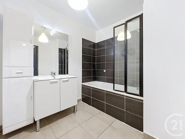 Appartement T3 à vendre  3 pièces - 67,72 m 2   FREJUS  - 83