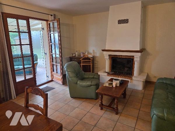 YERVILLE pavillon d'~121m² sur ~850 m² de terrain, 3 chambres, garage, véranda.