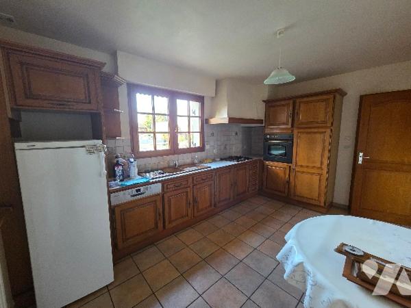 YERVILLE pavillon d'~121m² sur ~850 m² de terrain, 3 chambres, garage, véranda.