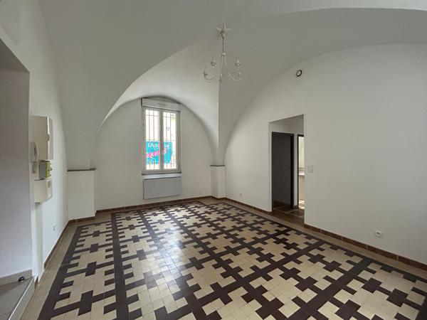 BEZOUCE - Dans résidence fermée et sécurisée P2 rénové d'env. 50 m² en RDC donnant sur cour, composé ...