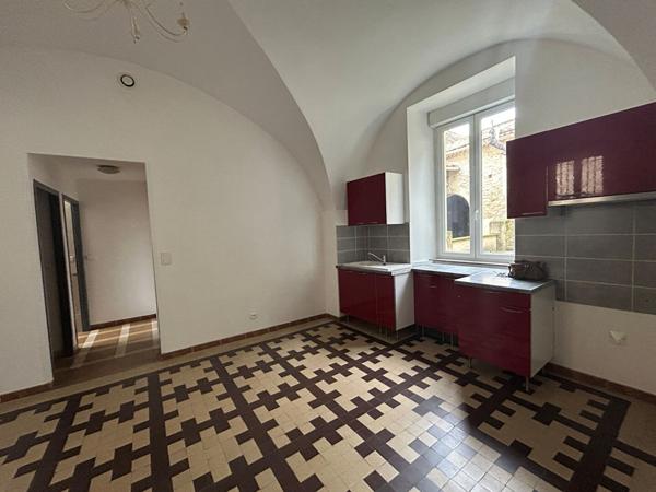 BEZOUCE - Dans résidence fermée et sécurisée P2 rénové d'env. 50 m² en RDC donnant sur cour, composé ...