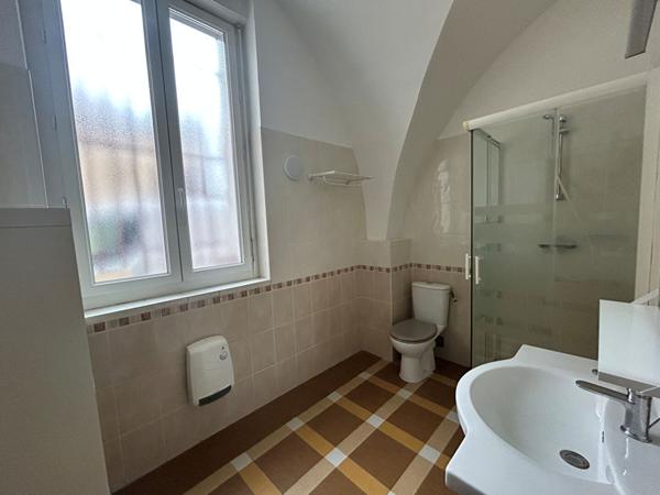 BEZOUCE - Dans résidence fermée et sécurisée P2 rénové d'env. 50 m² en RDC donnant sur cour, composé ...