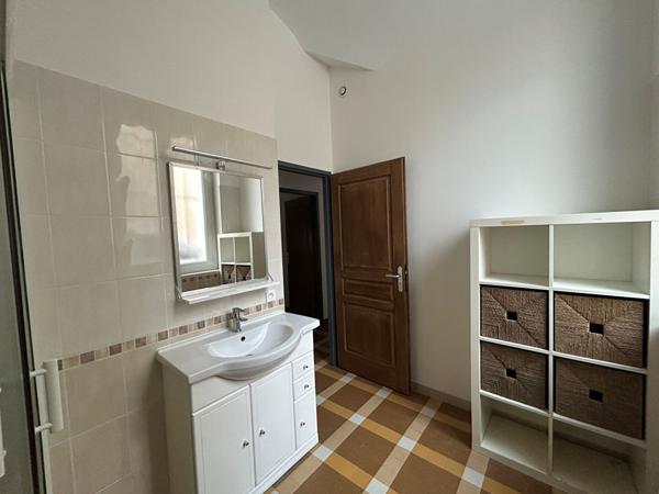 BEZOUCE - Dans résidence fermée et sécurisée P2 rénové d'env. 50 m² en RDC donnant sur cour, composé ...