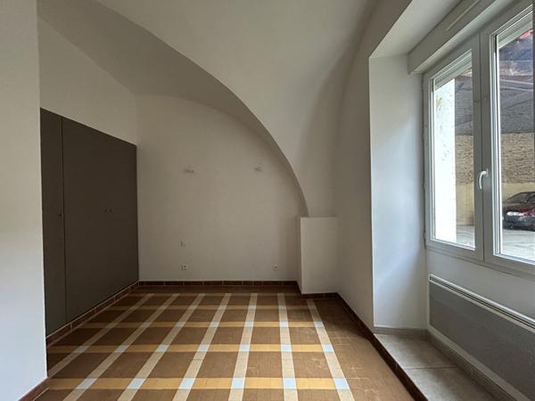BEZOUCE - Dans résidence fermée et sécurisée P2 rénové d'env. 50 m² en RDC donnant sur cour, composé ...