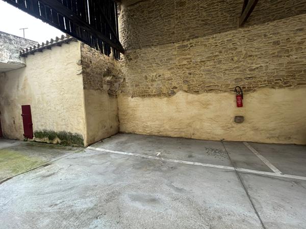 BEZOUCE - Dans résidence fermée et sécurisée P2 rénové d'env. 50 m² en RDC donnant sur cour, composé ...