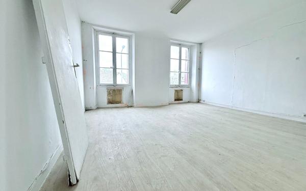 Immeuble à vendre    10 pièces • 512 m2 Émerainville