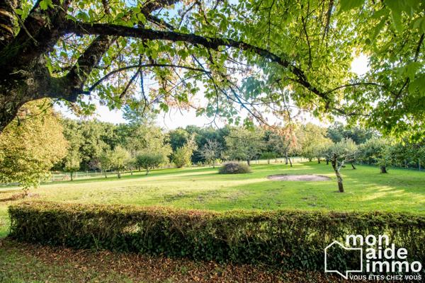 Maison plain-pied rénovée et vaste terrain constructible