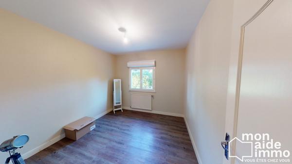 Maison plain-pied rénovée et vaste terrain constructible