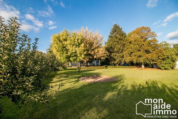 Maison plain-pied rénovée et vaste terrain constructible