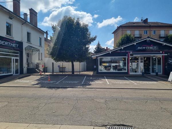 Ensemble immobilier mixte - appartement et locaux commerciaux