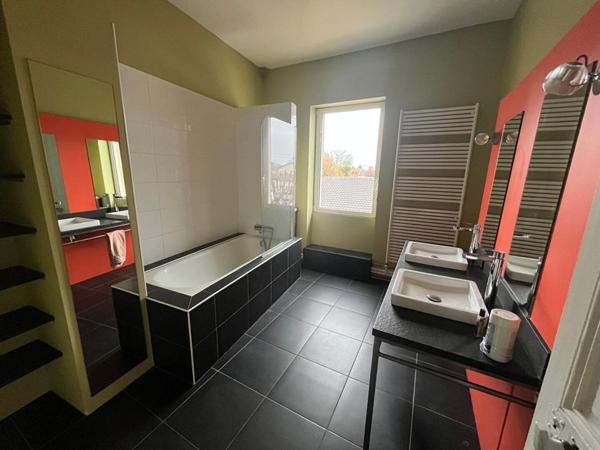 Ensemble immobilier mixte - appartement et locaux commerciaux