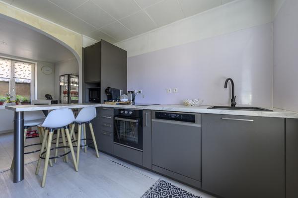 Maison centre ville avec beau potentiel garages et dépendances