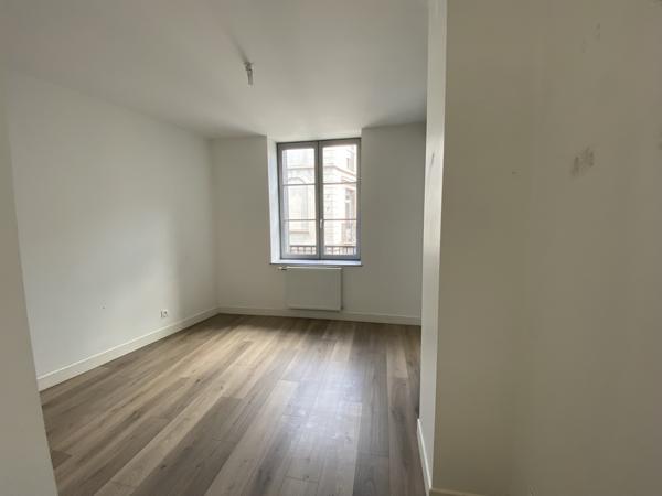 Appartement
         4 pièces
        - 92 m² 138 000 € *