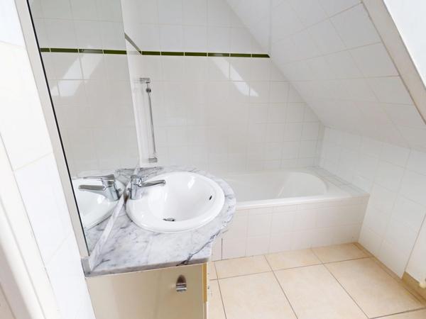 Maison de 2010 Type 6 sur Sous Sol , 4 chambres