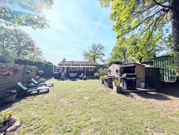 L'alliance parfaite du confort moderne et de la sérénité.

Située sur la charmante commune de Bazoches-sur-le-Betz au étang de béon venez découvrir cette maison de plain-pied parfaitement entretenue, où vous n'aurez plus qu'à poser vos valises. Idéale pour une famille ou pour ceux qui recherchent la tranquillité d'un cadre verdoyant.

Un intérieur spacieux et lumineux
Dès l'entrée, vous serez séduit par un vaste séjour baigné de lumière, ouvert sur une cuisine entièrement aménagée et équipée. C’est le cœur battant de la maison, agrémenté d’un poêle à bois pour des soirées d'hiver chaleureuses.

Le coin nuit se compose de :

3 chambres .

Une pièce supplémentaire polyvalente (bureau, dressing ou chambre d’enfant).

Une salle d’eau  et un WC séparé.

Des prestations de qualité
Cette maison a été pensée pour votre confort et vos économies d’énergie :

Fenêtres en double vitrage PVC.

Chauffage performant via radiateurs à inertie.

Volets roulants électriques pour plus de praticité au quotidien.

Extérieurs et dépendances
Le terrain, plat et parfaitement entretenu, est un véritable écrin de verdure. Vous profiterez d’une belle terrasse en bois pour vos repas d'été, ainsi que d’un petit chalet de jardin pour vos rangements.
Côté bricolage ou stockage, un atelier en longueur jouxtant la maison offre un espace fonctionnel supplémentaire très appréciable.