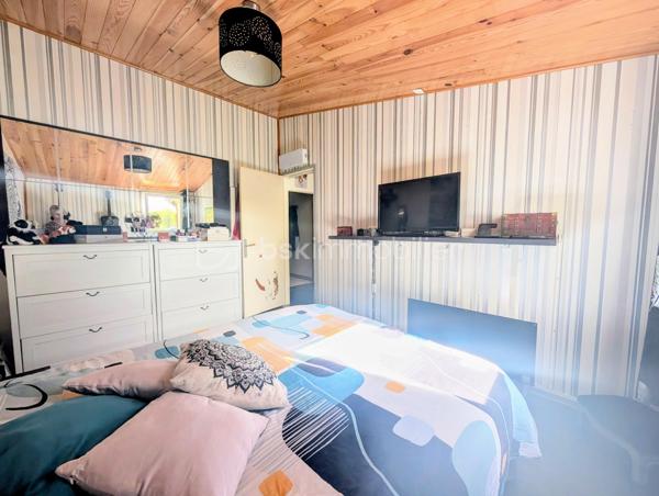 L'alliance parfaite du confort moderne et de la sérénité.

Située sur la charmante commune de Bazoches-sur-le-Betz au étang de béon venez découvrir cette maison de plain-pied parfaitement entretenue, où vous n'aurez plus qu'à poser vos valises. Idéale pour une famille ou pour ceux qui recherchent la tranquillité d'un cadre verdoyant.

Un intérieur spacieux et lumineux
Dès l'entrée, vous serez séduit par un vaste séjour baigné de lumière, ouvert sur une cuisine entièrement aménagée et équipée. C’est le cœur battant de la maison, agrémenté d’un poêle à bois pour des soirées d'hiver chaleureuses.

Le coin nuit se compose de :

3 chambres .

Une pièce supplémentaire polyvalente (bureau, dressing ou chambre d’enfant).

Une salle d’eau  et un WC séparé.

Des prestations de qualité
Cette maison a été pensée pour votre confort et vos économies d’énergie :

Fenêtres en double vitrage PVC.

Chauffage performant via radiateurs à inertie.

Volets roulants électriques pour plus de praticité au quotidien.

Extérieurs et dépendances
Le terrain, plat et parfaitement entretenu, est un véritable écrin de verdure. Vous profiterez d’une belle terrasse en bois pour vos repas d'été, ainsi que d’un petit chalet de jardin pour vos rangements.
Côté bricolage ou stockage, un atelier en longueur jouxtant la maison offre un espace fonctionnel supplémentaire très appréciable.