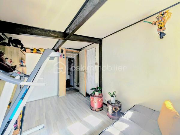 L'alliance parfaite du confort moderne et de la sérénité.

Située sur la charmante commune de Bazoches-sur-le-Betz au étang de béon venez découvrir cette maison de plain-pied parfaitement entretenue, où vous n'aurez plus qu'à poser vos valises. Idéale pour une famille ou pour ceux qui recherchent la tranquillité d'un cadre verdoyant.

Un intérieur spacieux et lumineux
Dès l'entrée, vous serez séduit par un vaste séjour baigné de lumière, ouvert sur une cuisine entièrement aménagée et équipée. C’est le cœur battant de la maison, agrémenté d’un poêle à bois pour des soirées d'hiver chaleureuses.

Le coin nuit se compose de :

3 chambres .

Une pièce supplémentaire polyvalente (bureau, dressing ou chambre d’enfant).

Une salle d’eau  et un WC séparé.

Des prestations de qualité
Cette maison a été pensée pour votre confort et vos économies d’énergie :

Fenêtres en double vitrage PVC.

Chauffage performant via radiateurs à inertie.

Volets roulants électriques pour plus de praticité au quotidien.

Extérieurs et dépendances
Le terrain, plat et parfaitement entretenu, est un véritable écrin de verdure. Vous profiterez d’une belle terrasse en bois pour vos repas d'été, ainsi que d’un petit chalet de jardin pour vos rangements.
Côté bricolage ou stockage, un atelier en longueur jouxtant la maison offre un espace fonctionnel supplémentaire très appréciable.