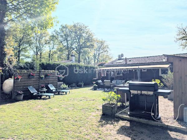 L'alliance parfaite du confort moderne et de la sérénité.

Située sur la charmante commune de Bazoches-sur-le-Betz au étang de béon venez découvrir cette maison de plain-pied parfaitement entretenue, où vous n'aurez plus qu'à poser vos valises. Idéale pour une famille ou pour ceux qui recherchent la tranquillité d'un cadre verdoyant.

Un intérieur spacieux et lumineux
Dès l'entrée, vous serez séduit par un vaste séjour baigné de lumière, ouvert sur une cuisine entièrement aménagée et équipée. C’est le cœur battant de la maison, agrémenté d’un poêle à bois pour des soirées d'hiver chaleureuses.

Le coin nuit se compose de :

3 chambres .

Une pièce supplémentaire polyvalente (bureau, dressing ou chambre d’enfant).

Une salle d’eau  et un WC séparé.

Des prestations de qualité
Cette maison a été pensée pour votre confort et vos économies d’énergie :

Fenêtres en double vitrage PVC.

Chauffage performant via radiateurs à inertie.

Volets roulants électriques pour plus de praticité au quotidien.

Extérieurs et dépendances
Le terrain, plat et parfaitement entretenu, est un véritable écrin de verdure. Vous profiterez d’une belle terrasse en bois pour vos repas d'été, ainsi que d’un petit chalet de jardin pour vos rangements.
Côté bricolage ou stockage, un atelier en longueur jouxtant la maison offre un espace fonctionnel supplémentaire très appréciable.