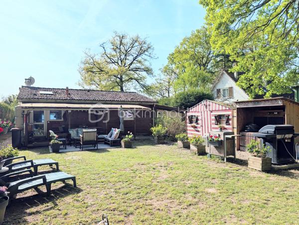 L'alliance parfaite du confort moderne et de la sérénité.

Située sur la charmante commune de Bazoches-sur-le-Betz au étang de béon venez découvrir cette maison de plain-pied parfaitement entretenue, où vous n'aurez plus qu'à poser vos valises. Idéale pour une famille ou pour ceux qui recherchent la tranquillité d'un cadre verdoyant.

Un intérieur spacieux et lumineux
Dès l'entrée, vous serez séduit par un vaste séjour baigné de lumière, ouvert sur une cuisine entièrement aménagée et équipée. C’est le cœur battant de la maison, agrémenté d’un poêle à bois pour des soirées d'hiver chaleureuses.

Le coin nuit se compose de :

3 chambres .

Une pièce supplémentaire polyvalente (bureau, dressing ou chambre d’enfant).

Une salle d’eau  et un WC séparé.

Des prestations de qualité
Cette maison a été pensée pour votre confort et vos économies d’énergie :

Fenêtres en double vitrage PVC.

Chauffage performant via radiateurs à inertie.

Volets roulants électriques pour plus de praticité au quotidien.

Extérieurs et dépendances
Le terrain, plat et parfaitement entretenu, est un véritable écrin de verdure. Vous profiterez d’une belle terrasse en bois pour vos repas d'été, ainsi que d’un petit chalet de jardin pour vos rangements.
Côté bricolage ou stockage, un atelier en longueur jouxtant la maison offre un espace fonctionnel supplémentaire très appréciable.