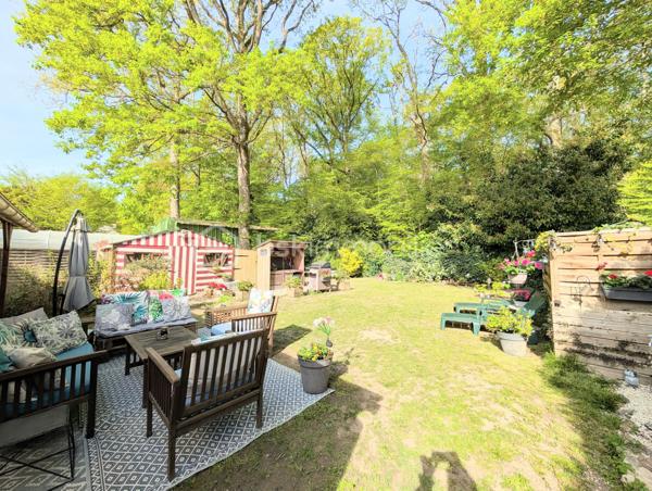 L'alliance parfaite du confort moderne et de la sérénité.

Située sur la charmante commune de Bazoches-sur-le-Betz au étang de béon venez découvrir cette maison de plain-pied parfaitement entretenue, où vous n'aurez plus qu'à poser vos valises. Idéale pour une famille ou pour ceux qui recherchent la tranquillité d'un cadre verdoyant.

Un intérieur spacieux et lumineux
Dès l'entrée, vous serez séduit par un vaste séjour baigné de lumière, ouvert sur une cuisine entièrement aménagée et équipée. C’est le cœur battant de la maison, agrémenté d’un poêle à bois pour des soirées d'hiver chaleureuses.

Le coin nuit se compose de :

3 chambres .

Une pièce supplémentaire polyvalente (bureau, dressing ou chambre d’enfant).

Une salle d’eau  et un WC séparé.

Des prestations de qualité
Cette maison a été pensée pour votre confort et vos économies d’énergie :

Fenêtres en double vitrage PVC.

Chauffage performant via radiateurs à inertie.

Volets roulants électriques pour plus de praticité au quotidien.

Extérieurs et dépendances
Le terrain, plat et parfaitement entretenu, est un véritable écrin de verdure. Vous profiterez d’une belle terrasse en bois pour vos repas d'été, ainsi que d’un petit chalet de jardin pour vos rangements.
Côté bricolage ou stockage, un atelier en longueur jouxtant la maison offre un espace fonctionnel supplémentaire très appréciable.