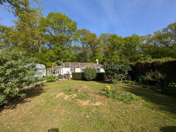L'alliance parfaite du confort moderne et de la sérénité.

Située sur la charmante commune de Bazoches-sur-le-Betz au étang de béon venez découvrir cette maison de plain-pied parfaitement entretenue, où vous n'aurez plus qu'à poser vos valises. Idéale pour une famille ou pour ceux qui recherchent la tranquillité d'un cadre verdoyant.

Un intérieur spacieux et lumineux
Dès l'entrée, vous serez séduit par un vaste séjour baigné de lumière, ouvert sur une cuisine entièrement aménagée et équipée. C’est le cœur battant de la maison, agrémenté d’un poêle à bois pour des soirées d'hiver chaleureuses.

Le coin nuit se compose de :

3 chambres .

Une pièce supplémentaire polyvalente (bureau, dressing ou chambre d’enfant).

Une salle d’eau  et un WC séparé.

Des prestations de qualité
Cette maison a été pensée pour votre confort et vos économies d’énergie :

Fenêtres en double vitrage PVC.

Chauffage performant via radiateurs à inertie.

Volets roulants électriques pour plus de praticité au quotidien.

Extérieurs et dépendances
Le terrain, plat et parfaitement entretenu, est un véritable écrin de verdure. Vous profiterez d’une belle terrasse en bois pour vos repas d'été, ainsi que d’un petit chalet de jardin pour vos rangements.
Côté bricolage ou stockage, un atelier en longueur jouxtant la maison offre un espace fonctionnel supplémentaire très appréciable.