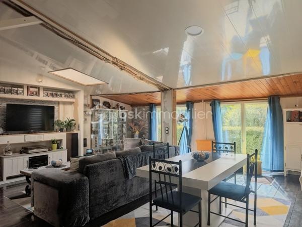 L'alliance parfaite du confort moderne et de la sérénité.

Située sur la charmante commune de Bazoches-sur-le-Betz au étang de béon venez découvrir cette maison de plain-pied parfaitement entretenue, où vous n'aurez plus qu'à poser vos valises. Idéale pour une famille ou pour ceux qui recherchent la tranquillité d'un cadre verdoyant.

Un intérieur spacieux et lumineux
Dès l'entrée, vous serez séduit par un vaste séjour baigné de lumière, ouvert sur une cuisine entièrement aménagée et équipée. C’est le cœur battant de la maison, agrémenté d’un poêle à bois pour des soirées d'hiver chaleureuses.

Le coin nuit se compose de :

3 chambres .

Une pièce supplémentaire polyvalente (bureau, dressing ou chambre d’enfant).

Une salle d’eau  et un WC séparé.

Des prestations de qualité
Cette maison a été pensée pour votre confort et vos économies d’énergie :

Fenêtres en double vitrage PVC.

Chauffage performant via radiateurs à inertie.

Volets roulants électriques pour plus de praticité au quotidien.

Extérieurs et dépendances
Le terrain, plat et parfaitement entretenu, est un véritable écrin de verdure. Vous profiterez d’une belle terrasse en bois pour vos repas d'été, ainsi que d’un petit chalet de jardin pour vos rangements.
Côté bricolage ou stockage, un atelier en longueur jouxtant la maison offre un espace fonctionnel supplémentaire très appréciable.