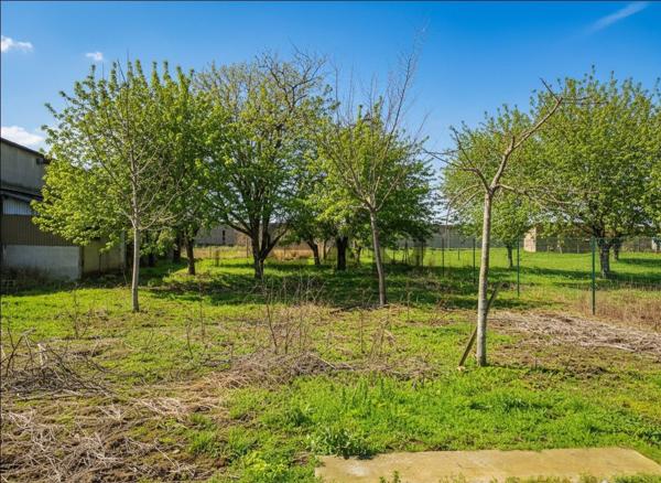 Ancien corps de ferme rénové avec dépendances