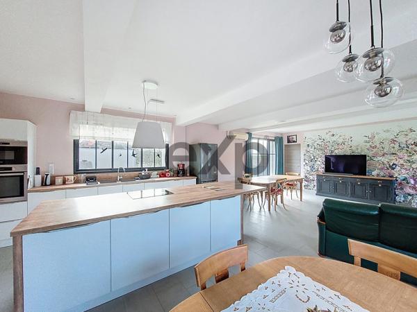 Ancien corps de ferme rénové avec dépendances