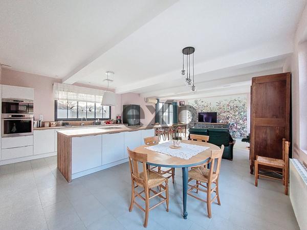 Ancien corps de ferme rénové avec dépendances