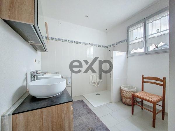 Ancien corps de ferme rénové avec dépendances