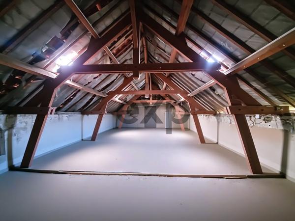 Ancien corps de ferme rénové avec dépendances