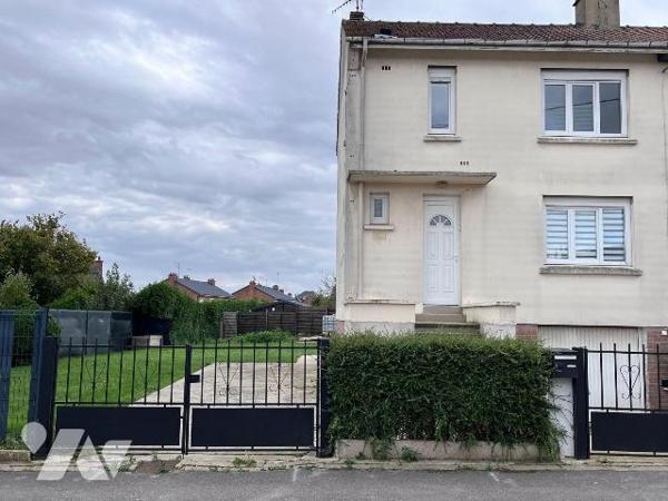 Idéalement située à deux pas des commerces, à 10mn à pieds de  gare, agréable maison semi indiv...