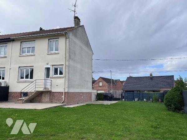 Idéalement située à deux pas des commerces, à 10mn à pieds de  gare, agréable maison semi indiv...