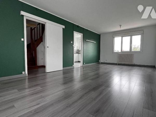 Idéalement située à deux pas des commerces, à 10mn à pieds de  gare, agréable maison semi indiv...