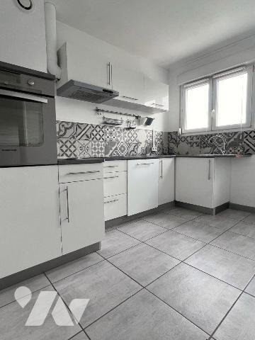 Idéalement située à deux pas des commerces, à 10mn à pieds de  gare, agréable maison semi indiv...