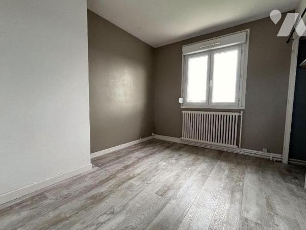 Idéalement située à deux pas des commerces, à 10mn à pieds de  gare, agréable maison semi indiv...